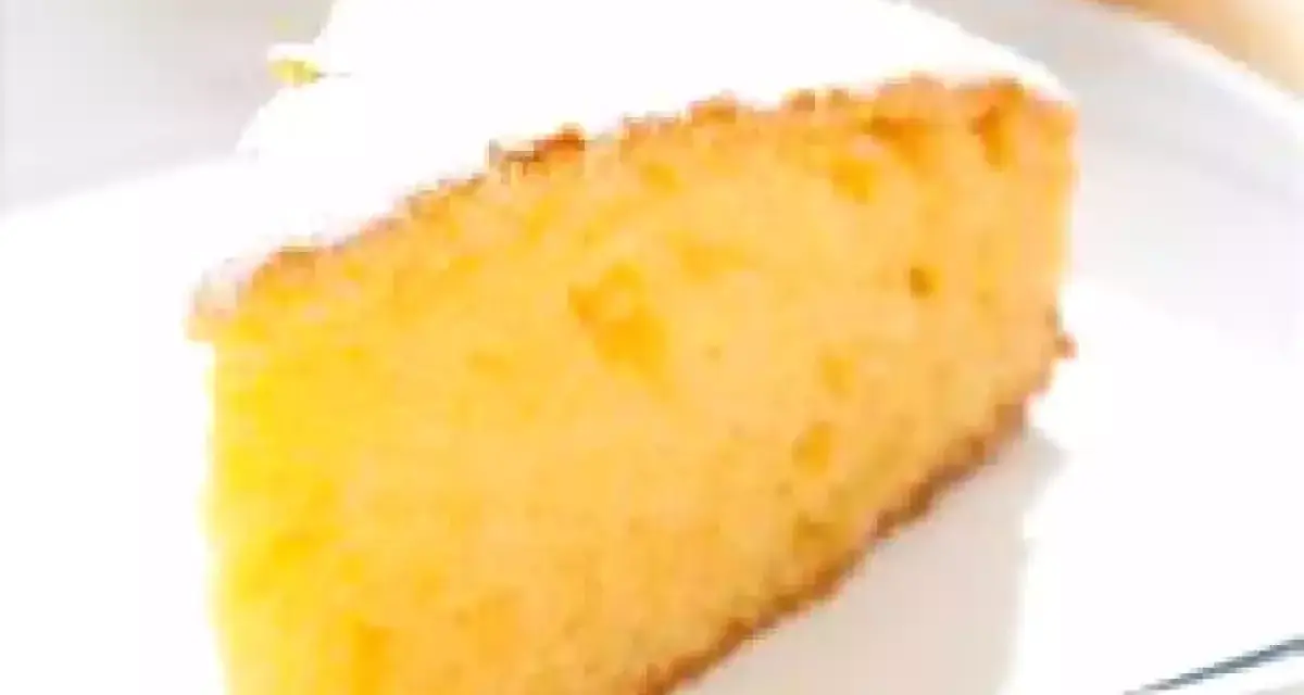 Una fetta di torta soffice e dorata, spolverata di zucchero a velo. Perfetta per una torta facile e veloce da preparare.