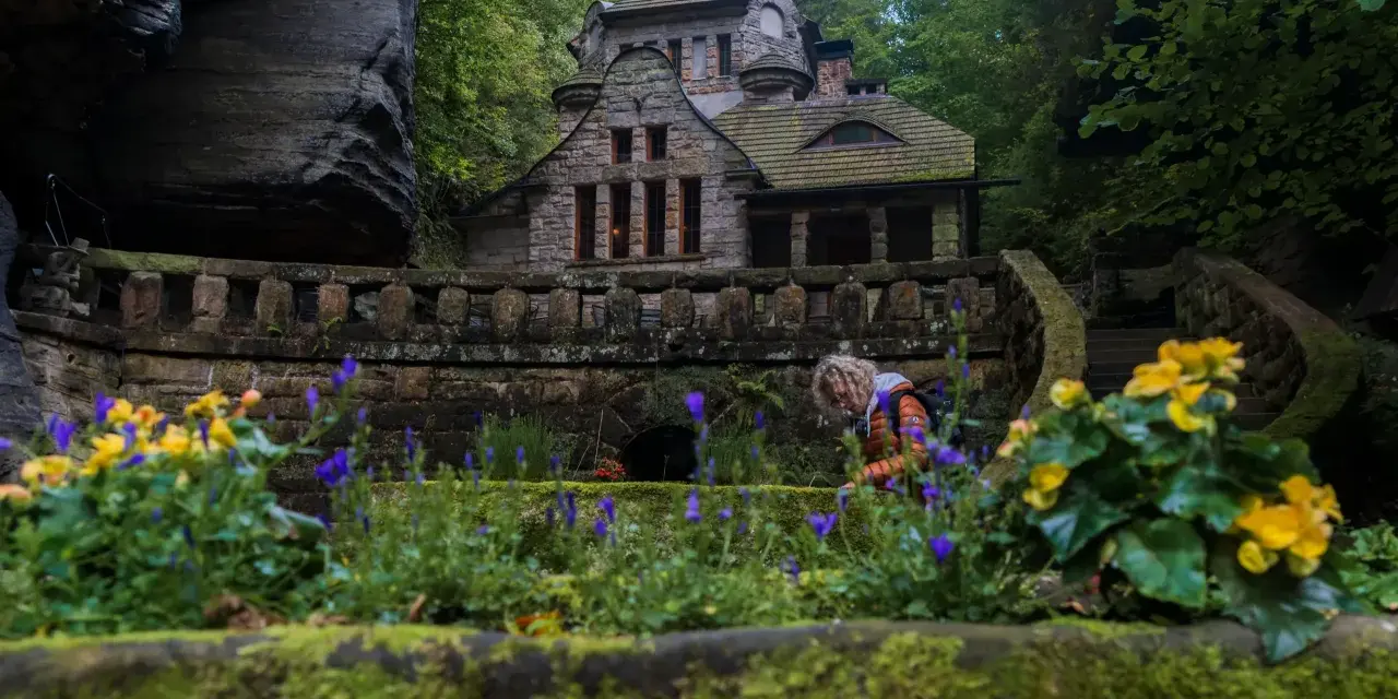 Kamienny domek w otoczeniu skał i zieleni, jak z bajki. To urokliwa Szwajcaria Czeska, gdzie natura splata się z architekturą.