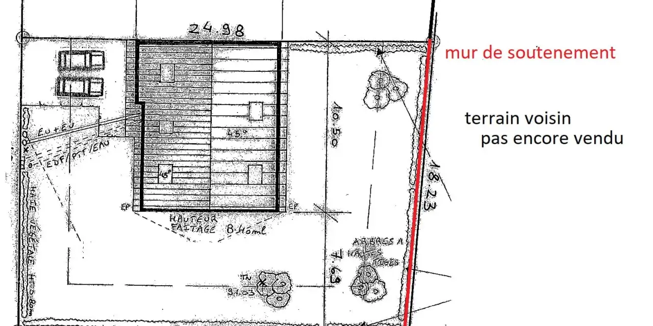 Plan de masse montrant une maison, des arbres et un mur de soutènement délimitant des terrains voisins vendus et non vendus.