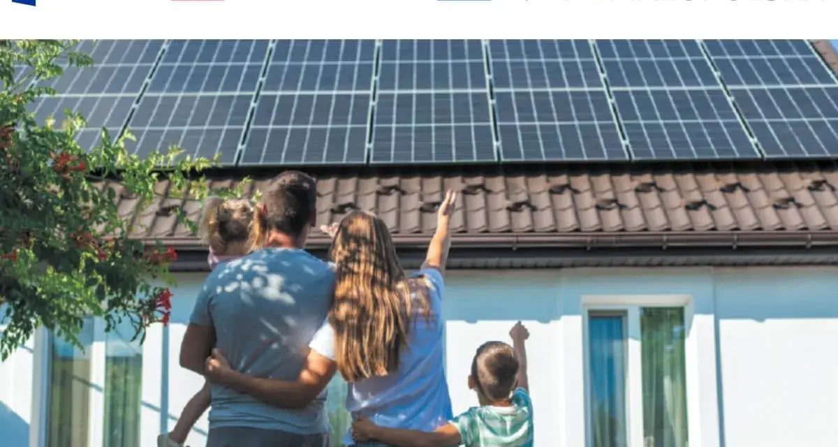 Rodzina podziwia panele słoneczne na dachu, symbolizujące walkę ze stratami ciepła w budynku i dążenie do niezależności energetycznej.