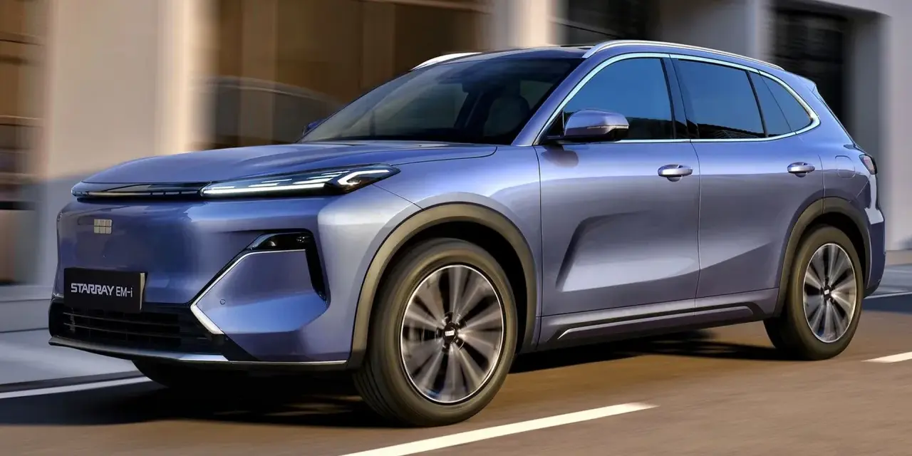Niebieski SUV Geely Starray EM-i w ruchu drogowym.