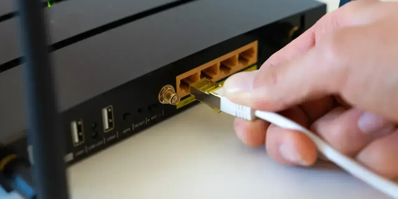 Podłączanie kabla LAN do routera to pierwszy krok, jak podłączyć internet do telewizora.