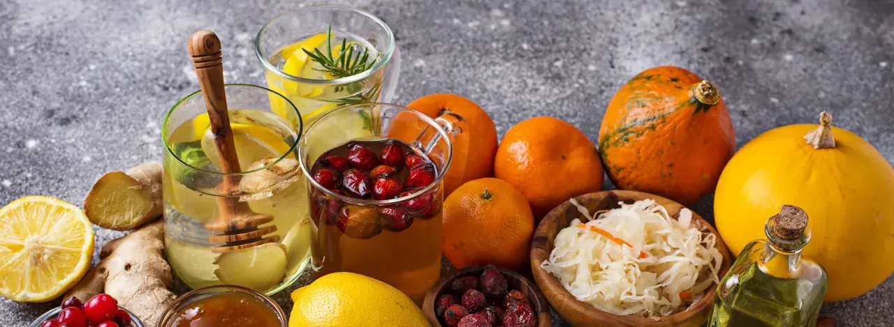 Tisane con limone, zenzero e bacche, zucche, mandarini e crauti: ecco cosa mangiare per le difese immunitarie basse.