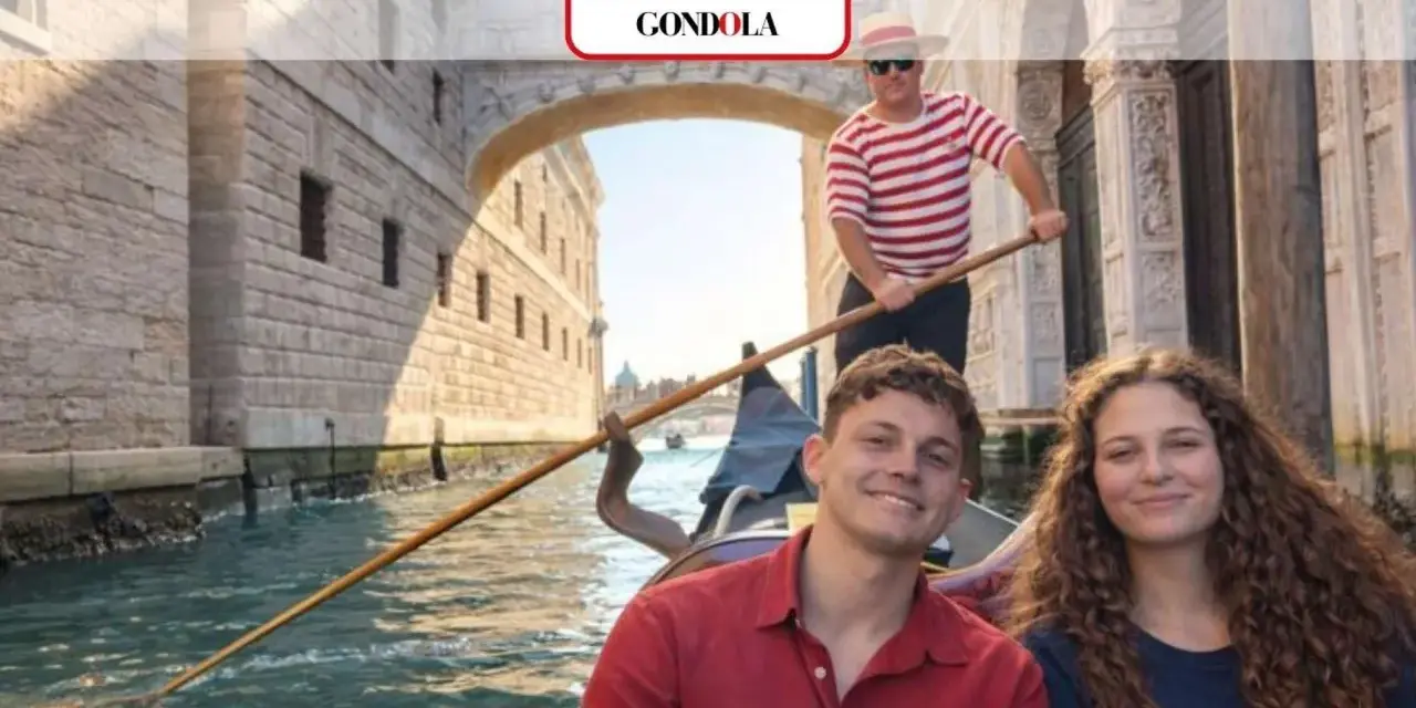 Coppia felice in gondola sotto il Ponte dei Sospiri, Venezia.