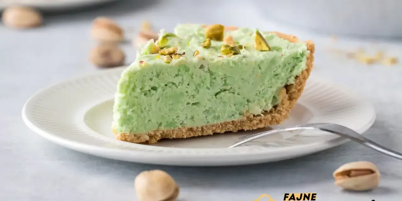 Pyszny krem pistacjowy z mascarpone na kruchym spodzie, posypany posiekanymi pistacjami. Idealny deser dla miłośników orzechowych smaków.