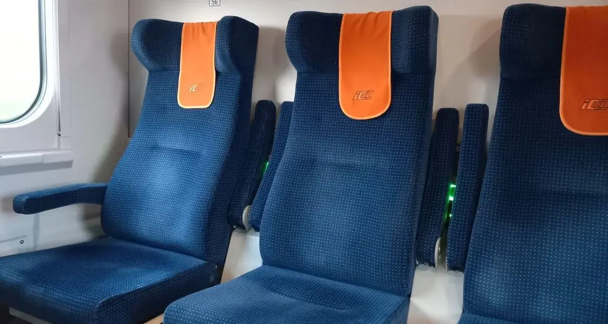 Wygodne siedzenia w pociągu PKP Intercity na trasie Warszawa - Giżycko.