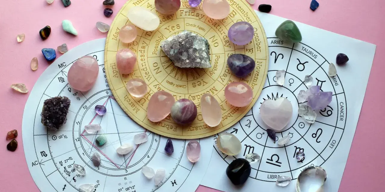 Kamienie szlachetne i astrologiczne koło symbolizujące zimowe znaki zodiaku.