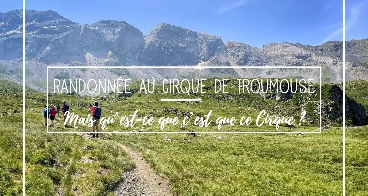 Randonnée au cirque de Troumouse, un paysage de montagne spectaculaire avec des randonneurs sur un sentier.