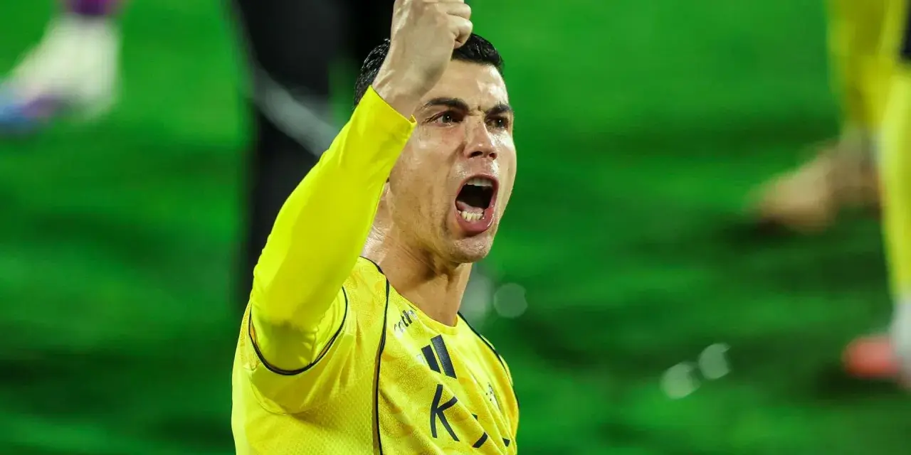 Cristiano Ronaldo celebra un gol para Al-Nassr contra Al-Hazm.