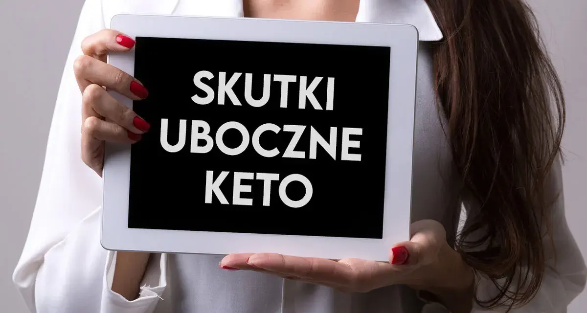 Kobieta trzyma tablet z napisem "SKUTKI UBOCZNE KETO".
