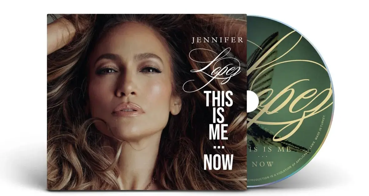 Jennifer Lopez w okładce albumu "This Is Me... Now". Jej twarz dominuje na okładce, a płyta CD obok zawiera tytuł.