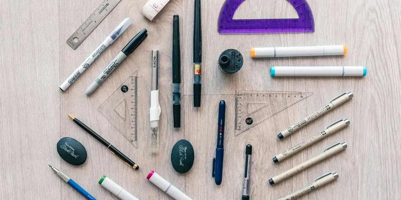 Herramientas de dibujo: reglas, escuadras, transportador, marcadores, bolígrafos y un sacapuntas. ¡Todo listo para crear!