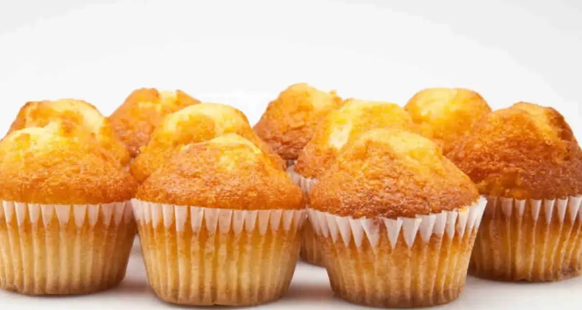 Muffin dorati e soffici, perfetti da preparare nella friggitrice ad aria per una colazione o merenda veloce e golosa.