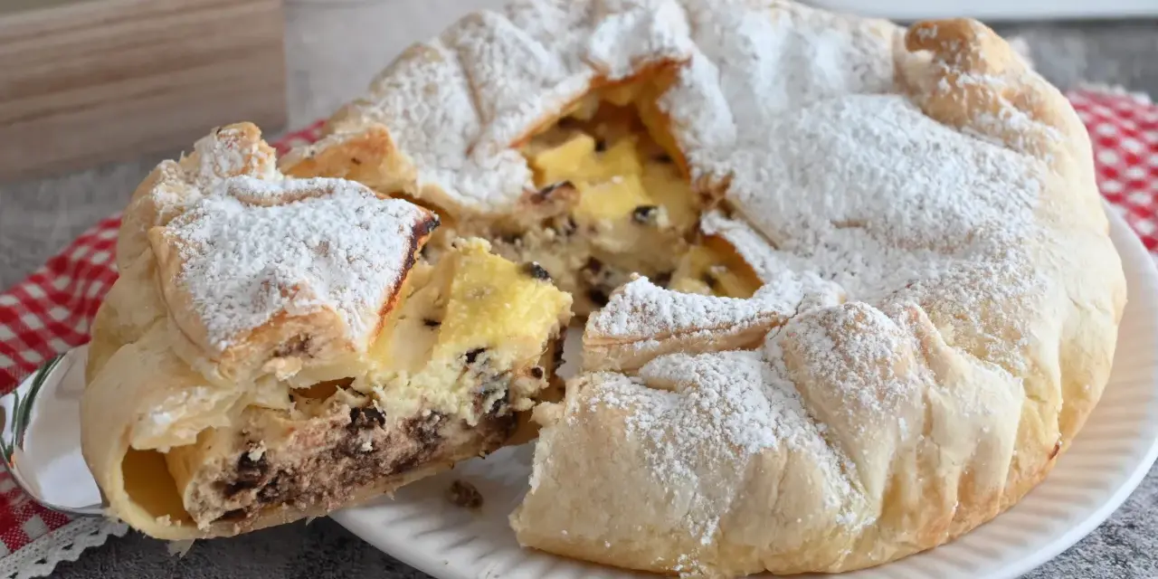 Delizioso dolce con ricotta e gocce di cioccolato, spolverato di zucchero a velo.