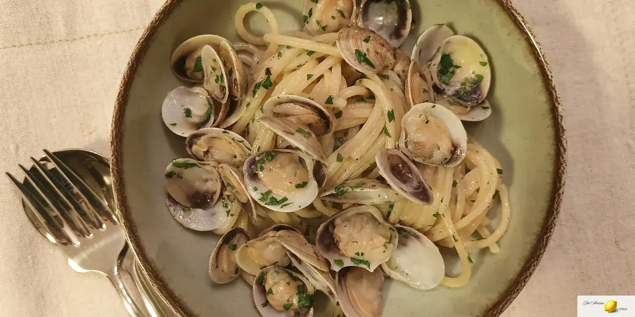 Pyszne Spaghetti con le Vongole przepis. Makaron z małżami i natką pietruszki, gotowy do podania.