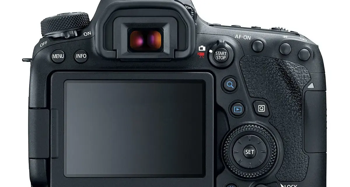 Arrière d'un appareil photo reflex numérique noir, le **Canon 6D Mark IV**, avec son écran LCD, son viseur et ses boutons de commande.