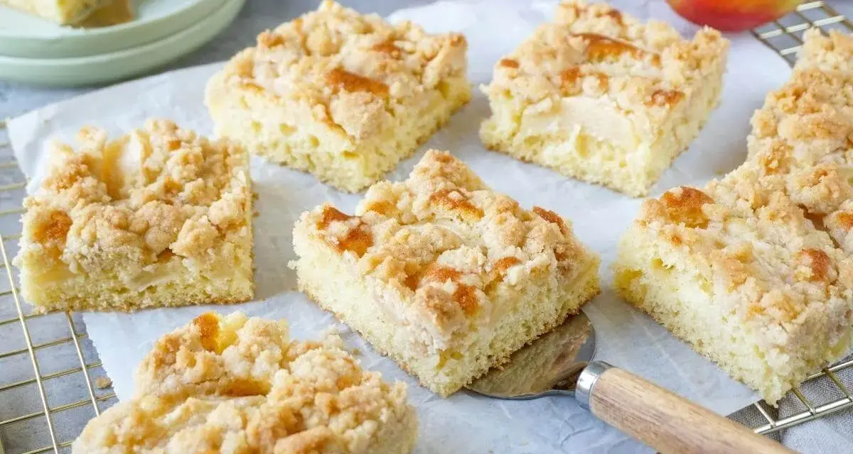Saftiger apfelkuchen vom blech mit knuspriger Streuselhaube, frisch gebacken und bereit zum Genießen.
