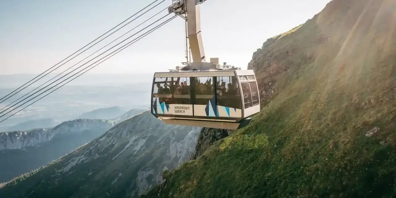 Kolejka linowa na Kasprowy Wierch wwozi turystów na szczyt. Sprawdź, ile kosztuje wjazd na Kasprowy, by podziwiać Tatry.