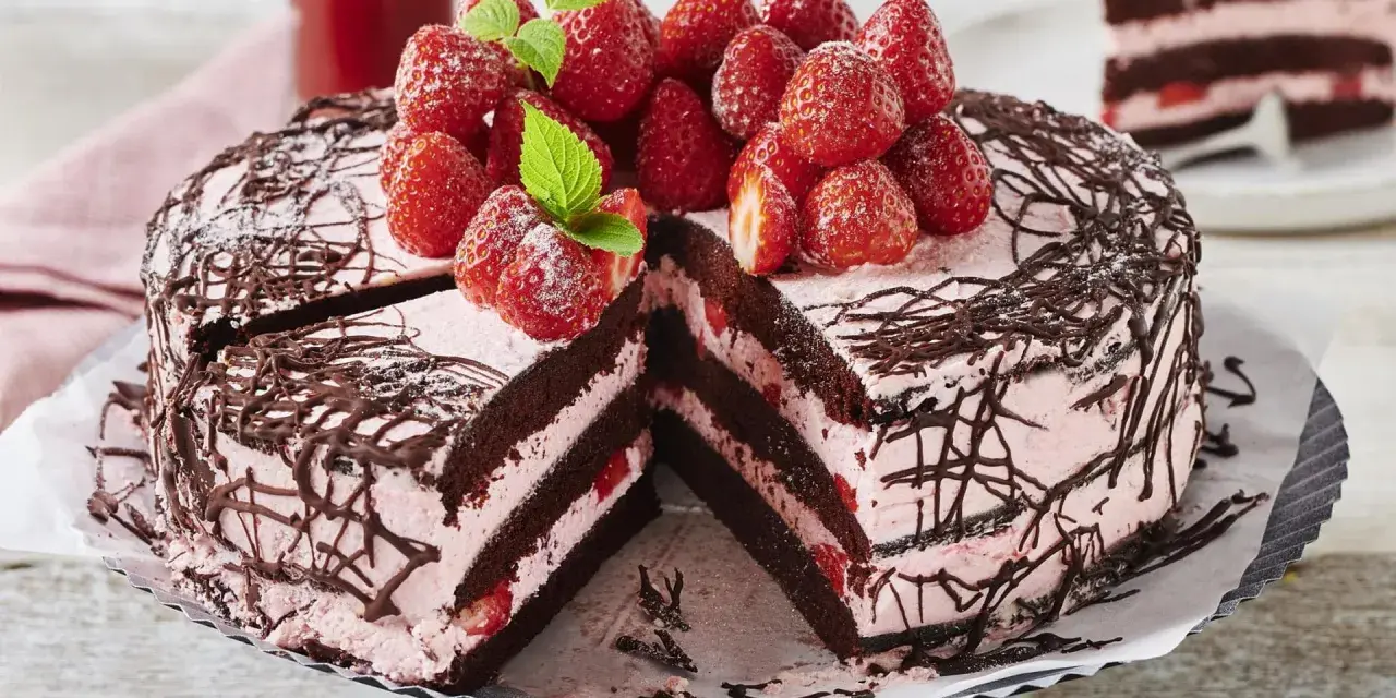 Eine köstliche Erdbeer Schoko Torte mit frischen Erdbeeren und zarter Schokoladendekoration.