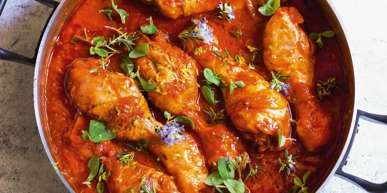 Pollo alla cacciatora succulento in padella, con erbe aromatiche fresche e scorza di limone. Un piatto rustico e saporito.