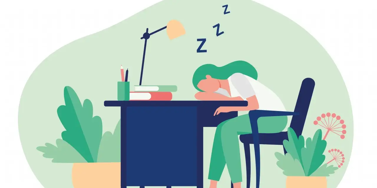 Ragazza con ADHD dorme sulla scrivania, nonostante la caffeina. Le "Z" fluttuano nell'aria, simbolo di stanchezza.