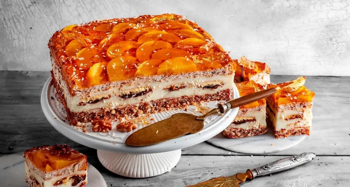 Ciasto "kora dębu" Ani gotuje się z brzoskwiniami i orzechami. Wygląda pysznie!