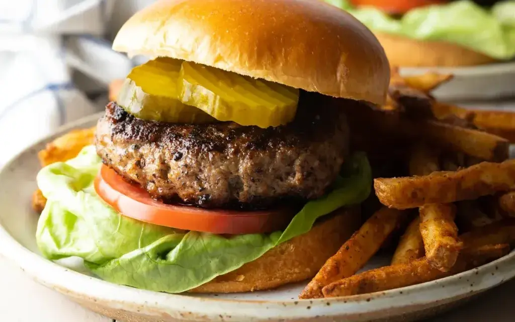 Burgery jak z burgerowni: soczyste kotlety z mięsa mielonego w domu