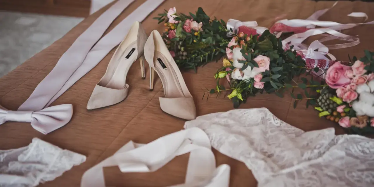 Jak zakończyć przygotowania na tydzień przed ślubem? Czas na relaks! Delikatne buty, bukiety i koronki czekają na wielki dzień.