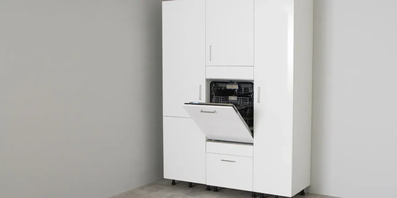 Armario blanco con lavavajillas integrado y puerta abierta. Las medidas del lavavajillas son estándar para encajar en este mueble.