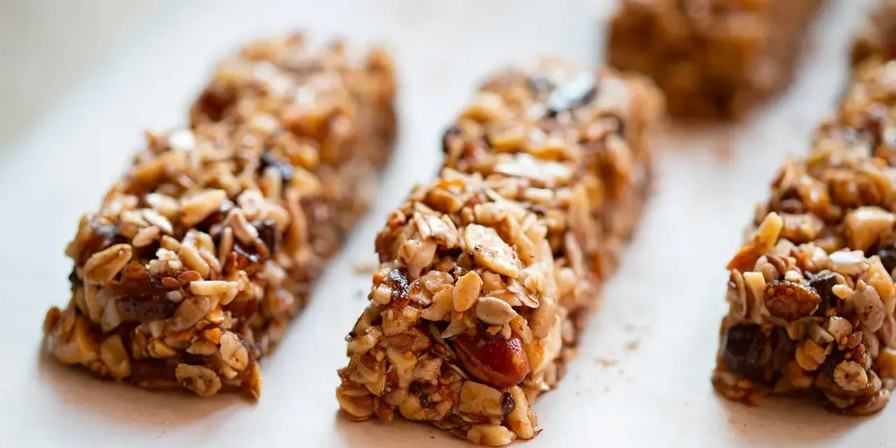 Barrette proteiche fatte in casa, ricche di frutta secca e semi, perfette per uno snack energetico.