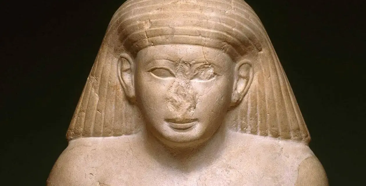Buste en pierre d'une statue antique, le nez égyptien est abîmé, mais le regard est toujours intense.