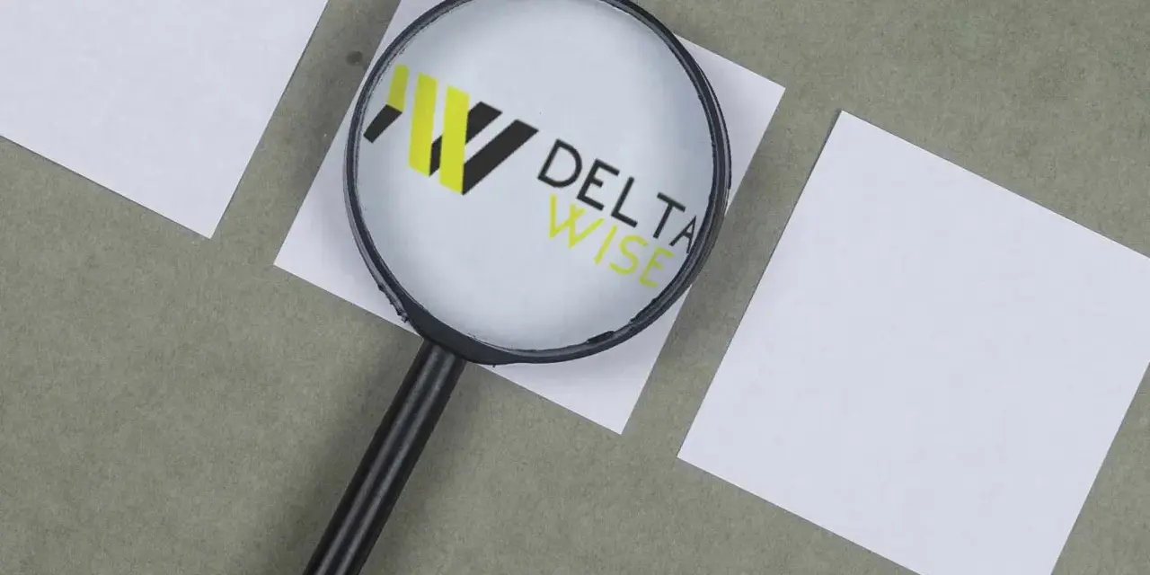 Lupa powiększa logo DELTA WISE, symbolizując dokładność w windykacji.