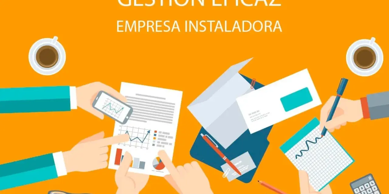 Manos analizando gráficos y documentos, elementos de la empresa para una gestión eficaz.