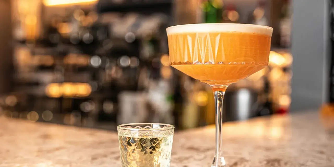 Martini z colą: przepis na kultowy drink. Zaskocz prostotą!