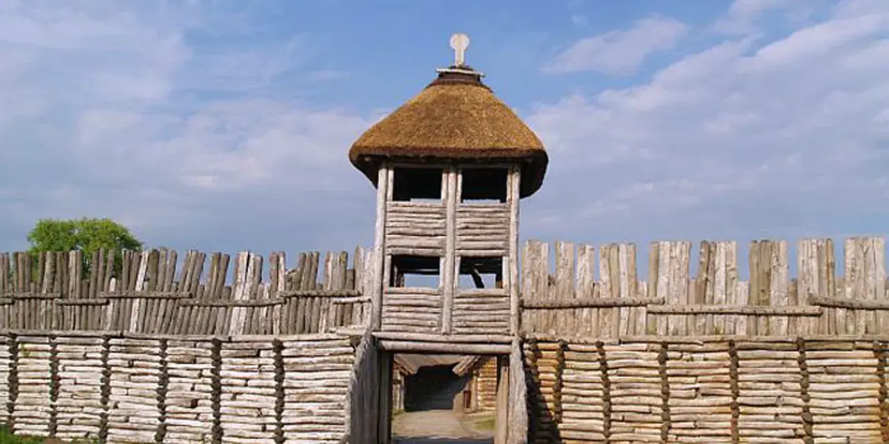 Gród z wieżą i wałami obronnymi. Czy Poznań był stolicą Polski? Warto odwiedzić takie miejsca, by poczuć ducha historii.