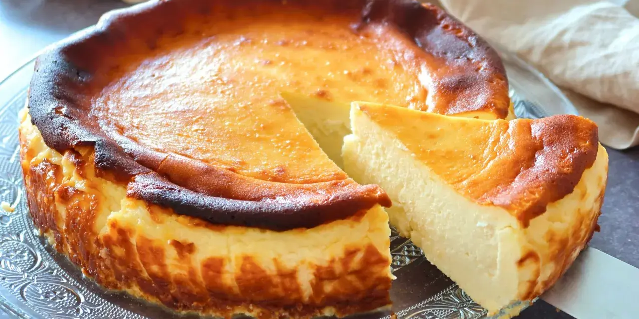 Tarta queso La Viña de 1 kg, con su característica corteza caramelizada y centro cremoso, lista para ser disfrutada.