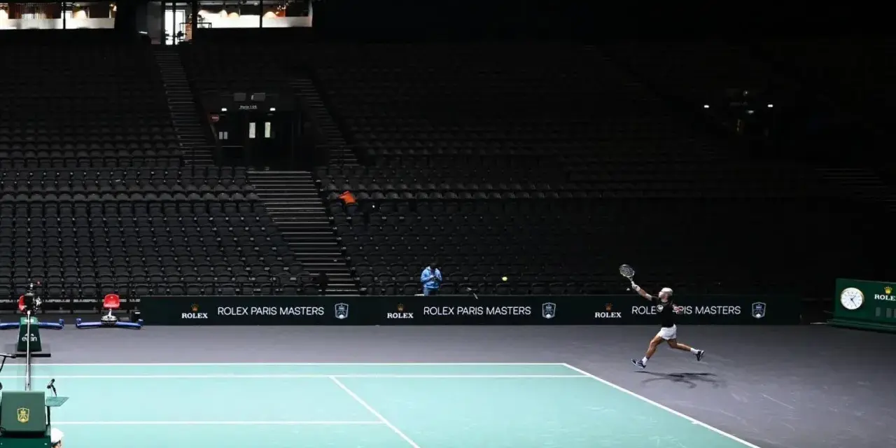 Jugador de tenis golpea la pelota en el torneo Rolex Paris Masters.