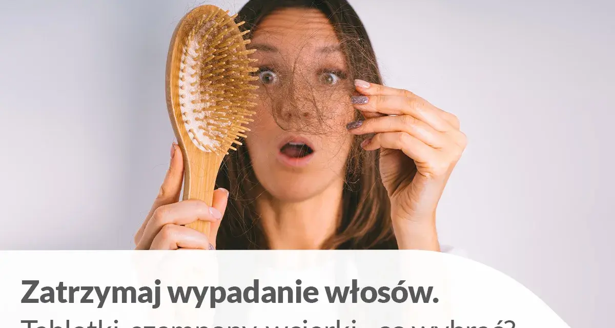 Zaskoczona kobieta trzyma szczotkę z garścią wypadających włosów. Szuka rozwiązania, np. tabletek na porost włosów.
