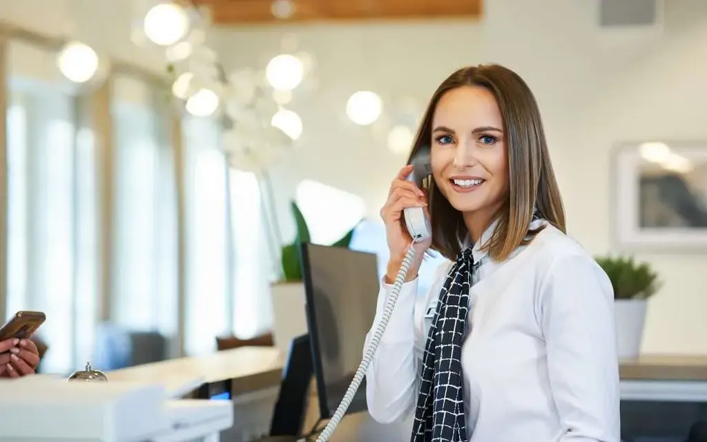 Ile godzin pracuje recepcjonistka w hotelu? Zaskakujące fakty o zmianach