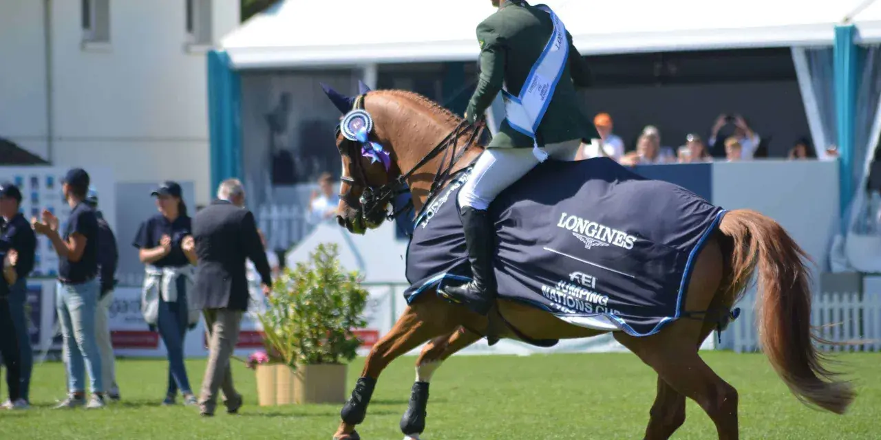 Cavalier irlandais CSO victorieux, portant une médaille et une couverture Longines FEI Jumping Nations Cup sur son cheval.