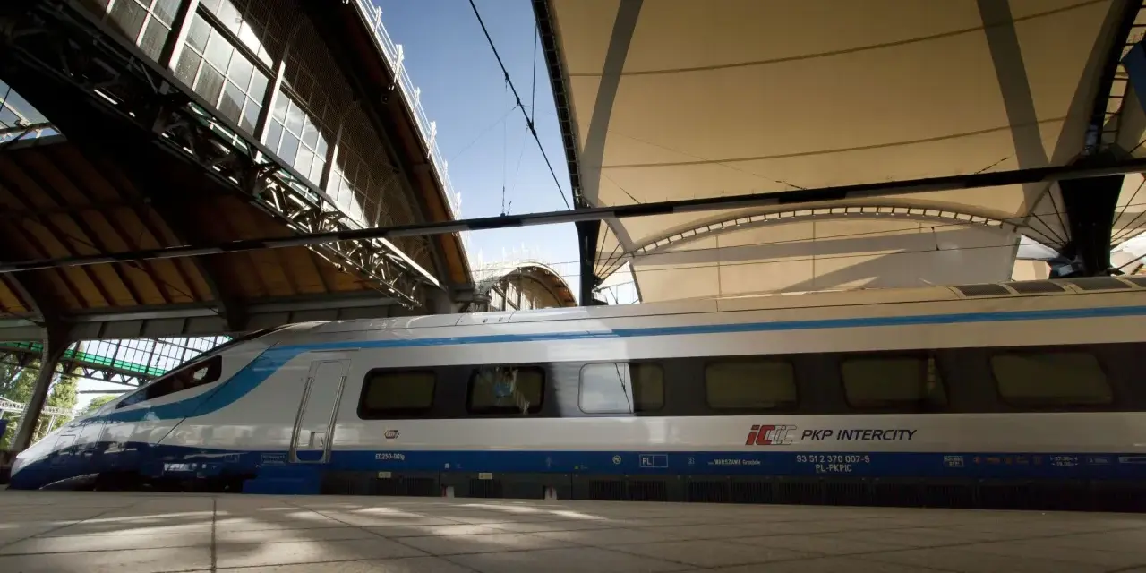 Nowoczesny pociąg PKP Intercity EIC na peronie pod zadaszeniem.