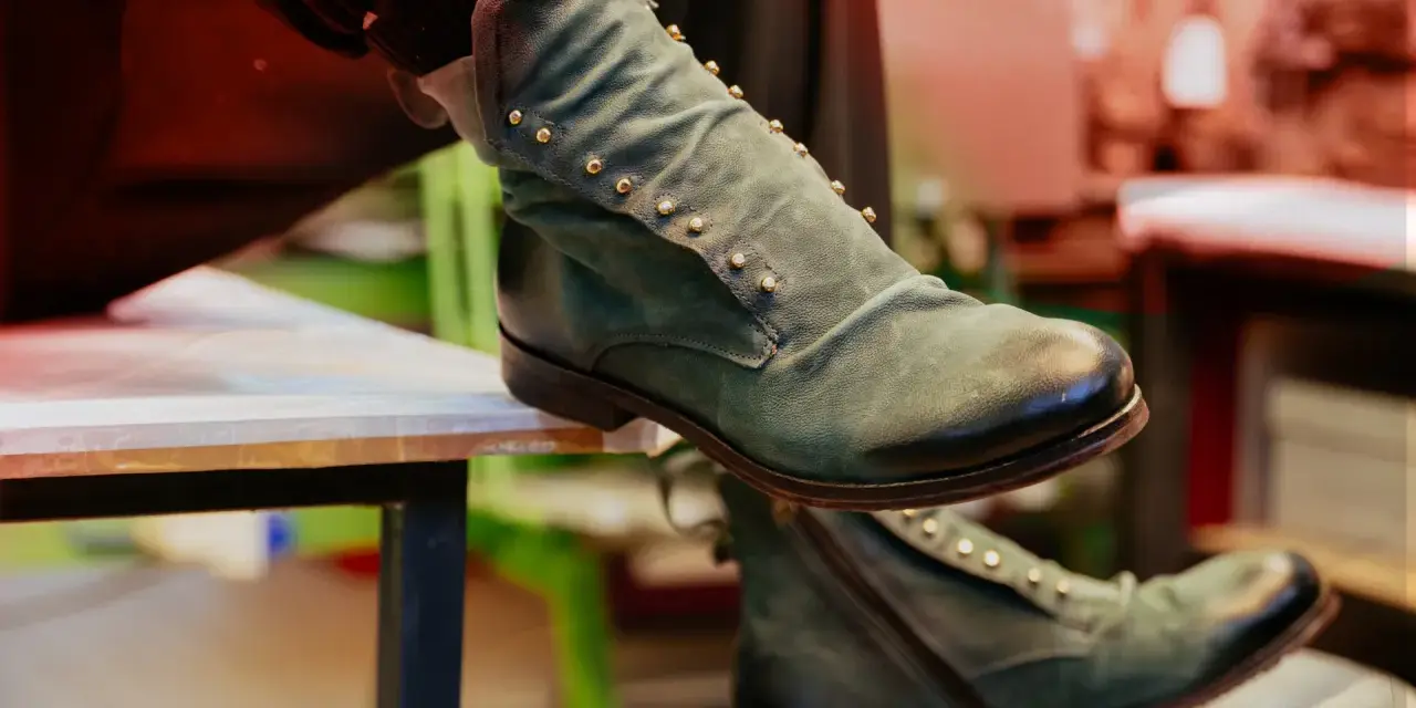 Stivaletti verdi da uomo con borchie dorate, perfetti per capire come abbinare scarpe verdi uomo con stile.