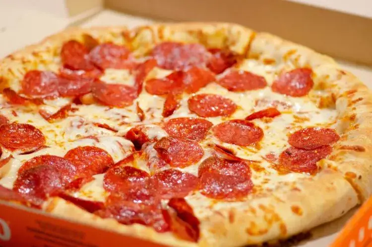 Ile kalorii ma pizza? Odkryj zaskakujące różnice w kaloryczności