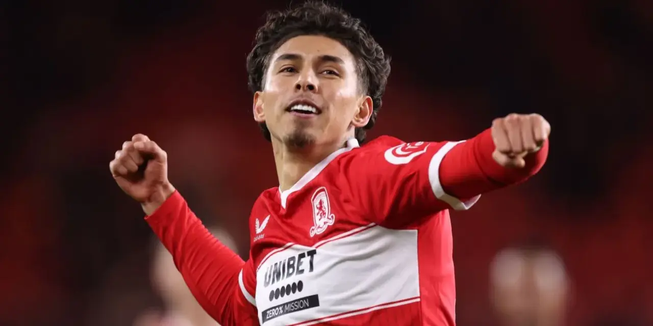 Jugador del Middlesbrough celebra un gol, mostrando su alegría y las posiciones del equipo en la liga.