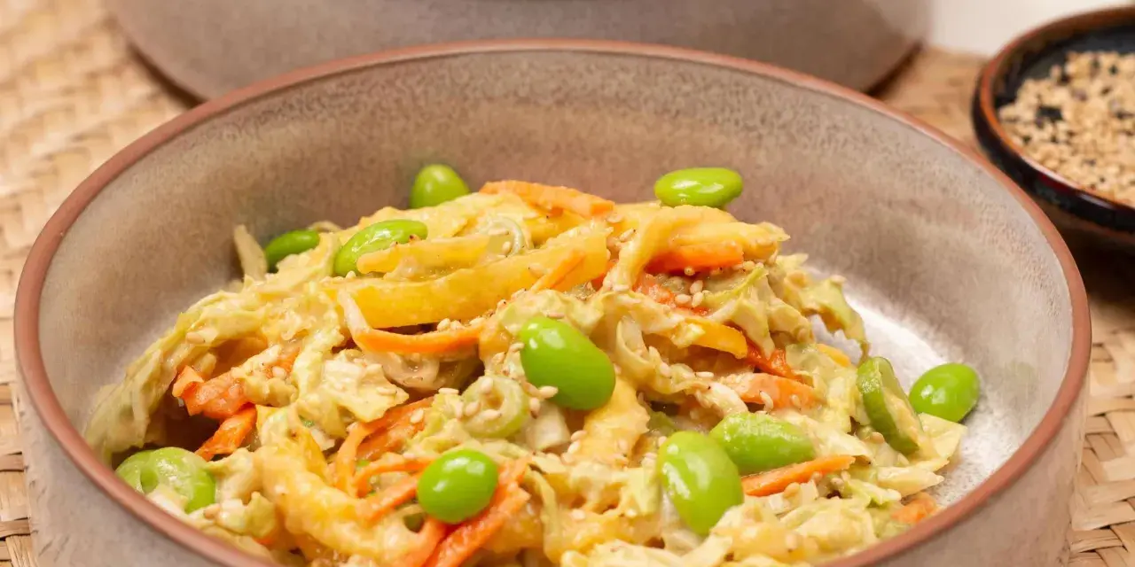 Ein köstlicher Asia Salat mit knackigem Kohl, Karotten und Edamame, verfeinert mit Sesam. Perfekt für eine leichte Mahlzeit.