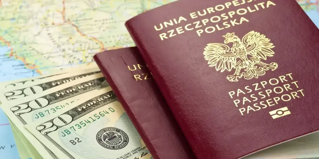 Dwa polskie paszporty i banknoty dolarowe na mapie. Planujesz podróż? Sprawdź, czy do Serbii potrzebny jest paszport.