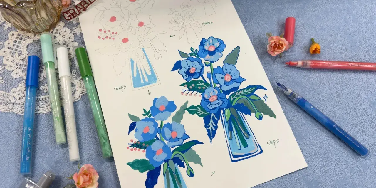 Ilustracja przedstawia etapy rysowania bukietu niebieskich kwiatów w wazonie, z użyciem pisaków.