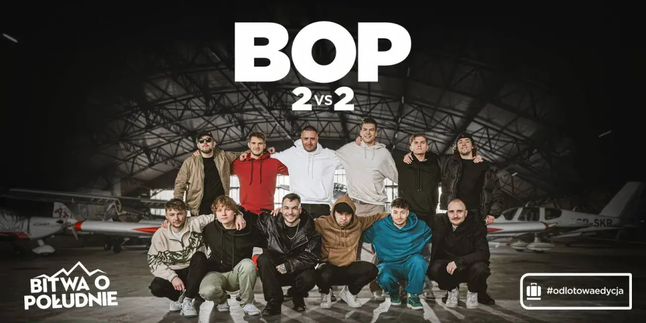 Dziesięciu młodych mężczyzn pozuje w hangarze lotniczym, gotowych na bitwę o południe. W tle samoloty, a na górze logo BOP 2 vs 2.