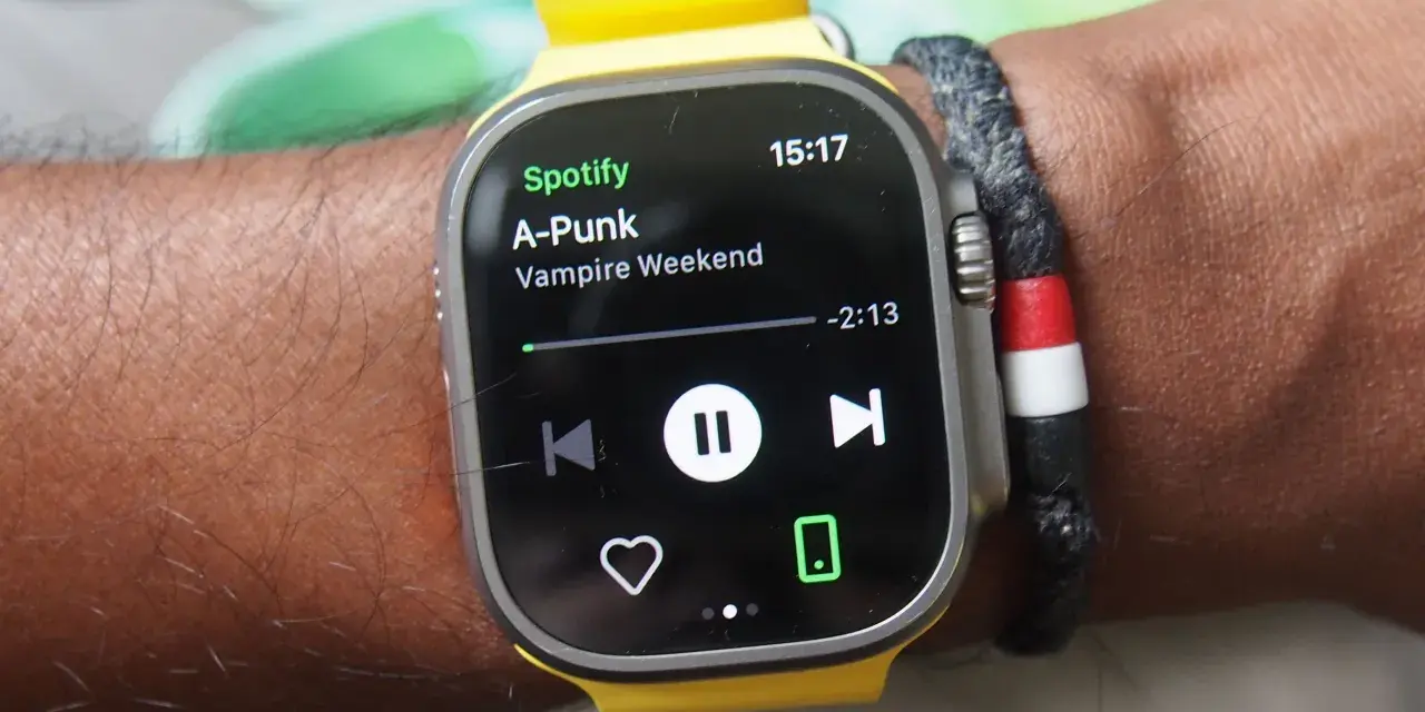 En handled med en smartklocka som visar Spotify-appen. Låten "A-Punk" av Vampire Weekend spelas.