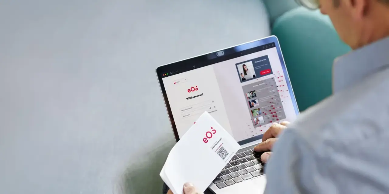 Mężczyzna loguje się do portalu eOS fundusz inwestycyjny. Na ekranie laptopa widnieje formularz logowania i informacje o inwestycjach.
